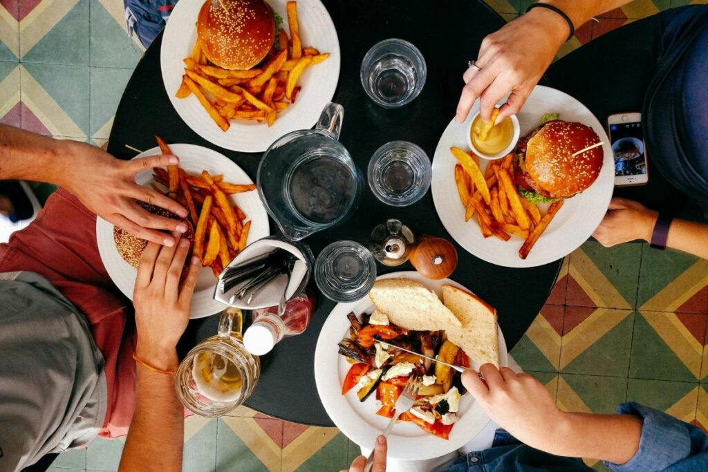 4 Aturan Tidak Tertulis Saat Makan di Rumah Makan yang Terpaksa Harus Saya Tulis