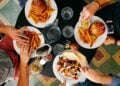 4 Aturan Tidak Tertulis Saat Makan di Rumah Makan yang Terpaksa Harus Saya Tulis