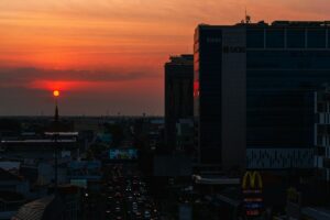 Anak SD Dibonceng Bapaknya Berhenti di Lampu Merah Kalibanteng Semarang, Pas Hijau Udah Lulus SMP