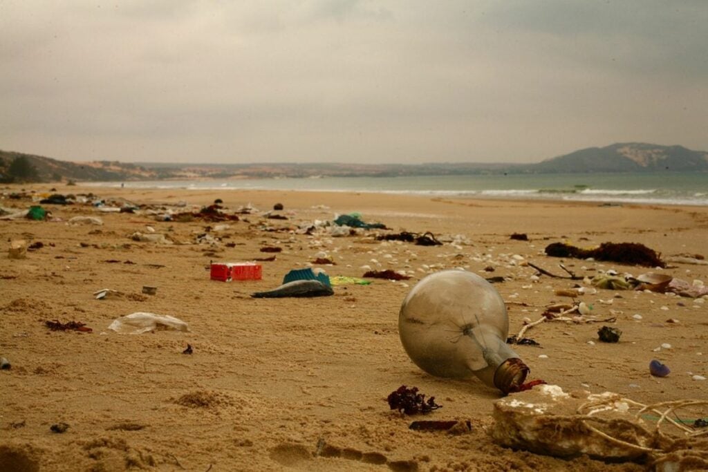 Tidak Ada Satu pun Pantai di Karawang yang Bisa Dibanggakan, Semuanya Kotor Tertimbun Sampah!