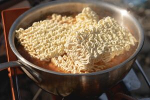 Mie Bangladesh Itu Cuma Versi Upgrade dari Mie Dokdok, Rasanya Mirip, Harganya Ikutan Mirip