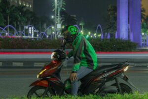 Gojek vs Grab, Mana yang Lebih Worth setelah Era Bakar Duit Sudah Berakhir?