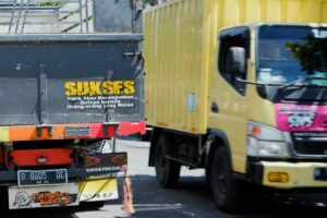 Jalan Daendels Adalah Secuil Neraka yang Tumpah di Gresik, Pengendara Motor Selalu Dibuat Kerepotan