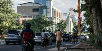 Surabaya Sebenarnya Kota Salah Urus, Buktinya Banyak Pohon Tumbang yang Mengancam Nyawa Pengendara Mojok.co