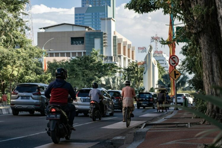 Surabaya Sebenarnya Kota Salah Urus, Buktinya Banyak Pohon Tumbang yang Mengancam Nyawa Pengendara Mojok.co