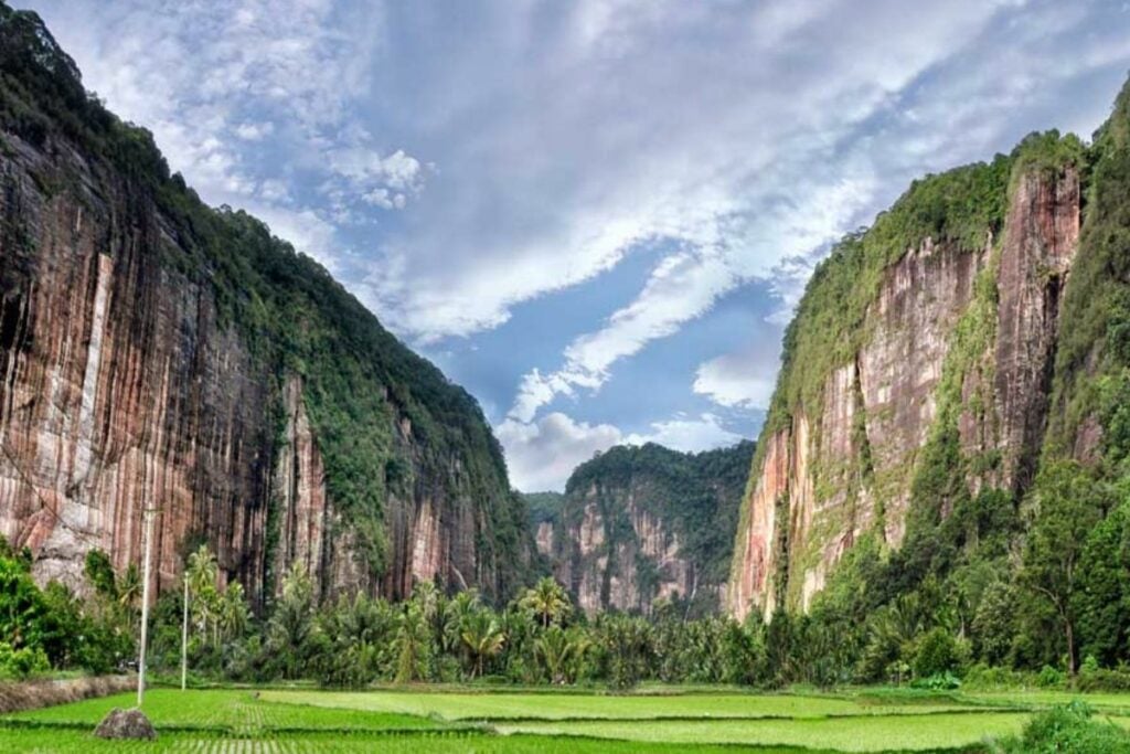 Jangan Mati Dulu Sebelum Berkunjung ke Lembah Harau Sumatera Barat Mojok.co