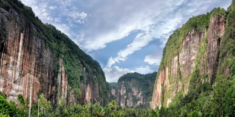 Jangan Mati Dulu Sebelum Berkunjung ke Lembah Harau Sumatera Barat Mojok.co