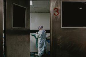 Nggak Cuma Ngurus Pasien, Dokter Juga Harus Siap Menghadapi Pengalaman di Luar Nalar