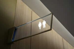 Jadi Penjaga Toilet Mal Nggak Melulu Menyedihkan, Banyak Juga Privilese yang Didapat