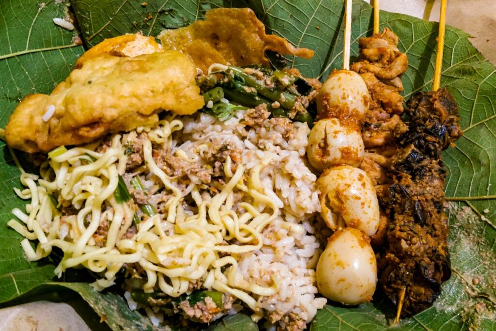 Nasi Berkat Bungkus Daun Jati Terbaik, tapi Mulai Langka Tergerus Zaman