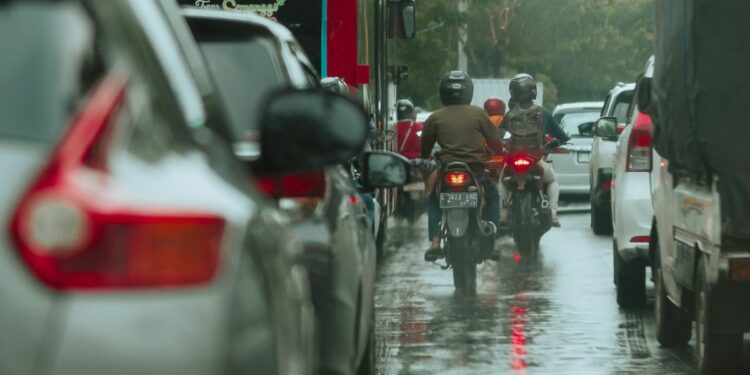 Surabaya Selepas Hujan Tak Lagi Seindah Video Orang-orang, Hanya Tinggal Banjir dan Macet di Jalan