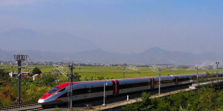 Kereta Cepat Jakarta-Bandung Whoosh Menang Cepat daripada Shinkansen Jepang, tapi Kalah Telak dalam Menjawab Kebutuhan Warga