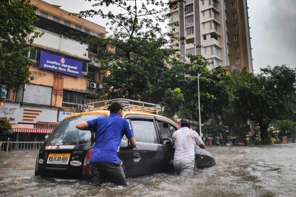 Ilustrasi Semarang Banjir Besar (Unsplash)