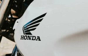 Berkat Irit dan Bobotnya Ringan, Motor Honda Menyelamatkan Mahasiswa UNESA Ketintang dari Ruwetnya Tempat Parkir dan Jalanan Surabaya