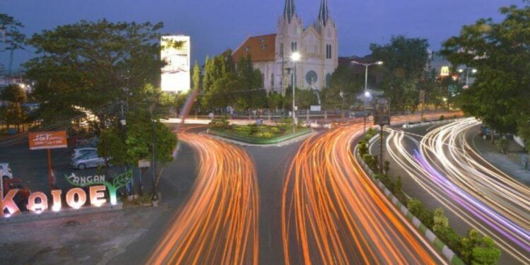 Meski Saya Arek Surabaya, tapi bagi Saya, Jalan Tunjungan Kalah Menarik ketimbang Kayutangan Malang. Aura Wisatanya Lebih Terasa!