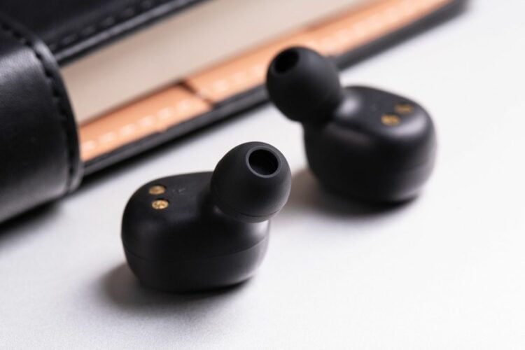 Earphone Bluetooth Adalah Inovasi Audio yang Gagal: Kemudahan yang Ditawarkan Tidak Seberapa, Kualitasnya Disunat Ugal-ugalan earphone kabel