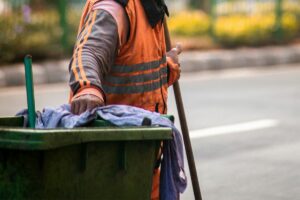Meneladani Tukang Sampah di Bulan Ramadan: Tetap Bersyukur Sambil Menahan Lapar dan Bau Sampah