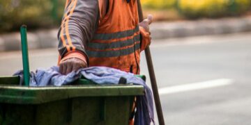 Meneladani Tukang Sampah di Bulan Ramadan: Tetap Bersyukur Sambil Menahan Lapar dan Bau Sampah Mojok.co