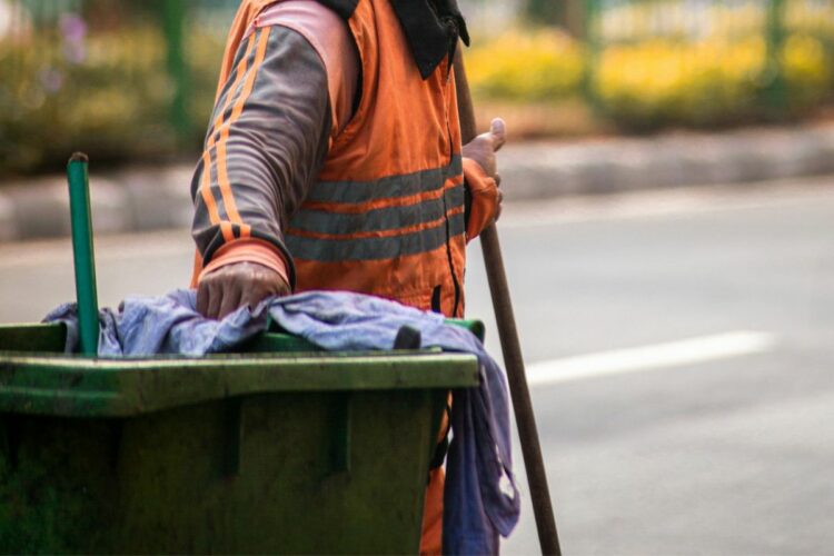 Meneladani Tukang Sampah di Bulan Ramadan: Tetap Bersyukur Sambil Menahan Lapar dan Bau Sampah Mojok.co