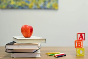 Konten Kreator Pendidikan Lebih Menjanjikan daripada Jadi Guru Honorer. Sebuah Peringatan Sebelum Terjebak Terlalu Dalam