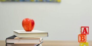 Konten Kreator Pendidikan Lebih Menjanjikan daripada Jadi Guru Honorer. Sebuah Peringatan Sebelum Terjebak Terlalu Dalam Mojok.co