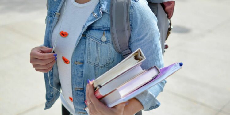 FIB UNAIR Surabaya Dianaktirikan Kampus, Mahasiswa Menderita seperti Kuliah di Universitas Pinggiran Mojok.co