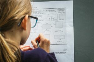 3 Kesalahpahaman tentang Kumon yang Harus Diluruskan. Les di Kumon Itu Nggak Menyeramkan, apalagi Traumatis
