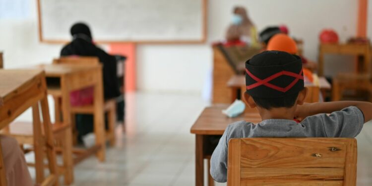 Jurusan PGSD Butuh Mata Kuliah Cara Menghadapi Orang Tua Murid. Ini Penting dan Saya Serius!