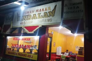 Rumah Makan Andalan: Terus Bertahan di Tengah “Keramatnya” Jalan Timoho Jogja