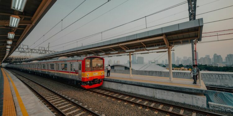 Perjuangan Menapaki Tangga Stasiun Manggarai: Riil Penuh Tekanan dan Harus Siap Kehilangan