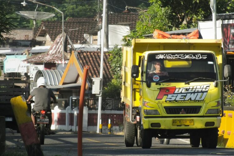 Jalur Tengkorak di Serang-Cilegon: Bertemu Aspal Jalanan Bergelombang, Debu Jalanan, dan Truk Besar Pencabut Nyawa