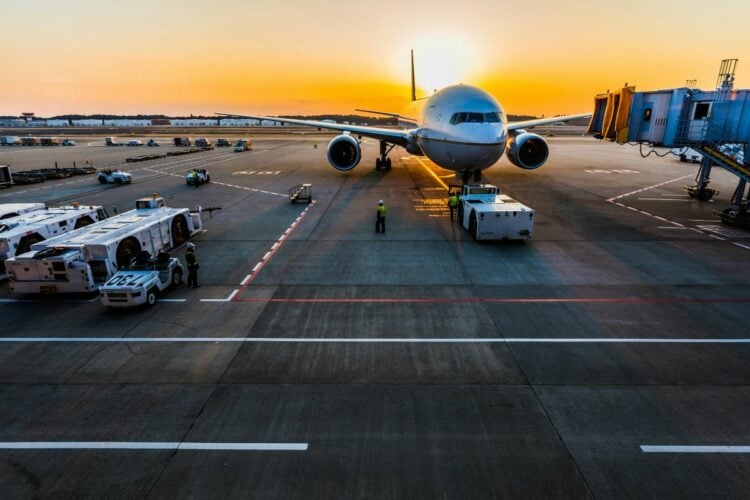 Bandara Juanda: Bandara Elite, Transportasi Sulit