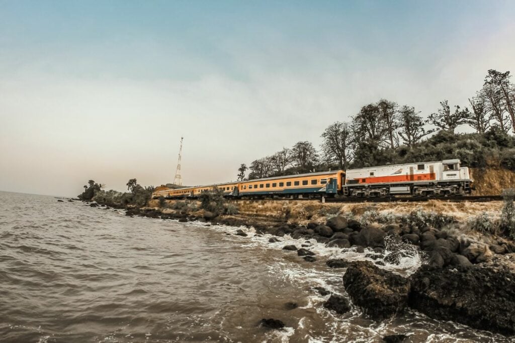 Stasiun Plabuan Batang, Satu-Satunya Stasiun Kereta Api Aktif di Indonesia dengan Pemandangan Pinggir Pantai