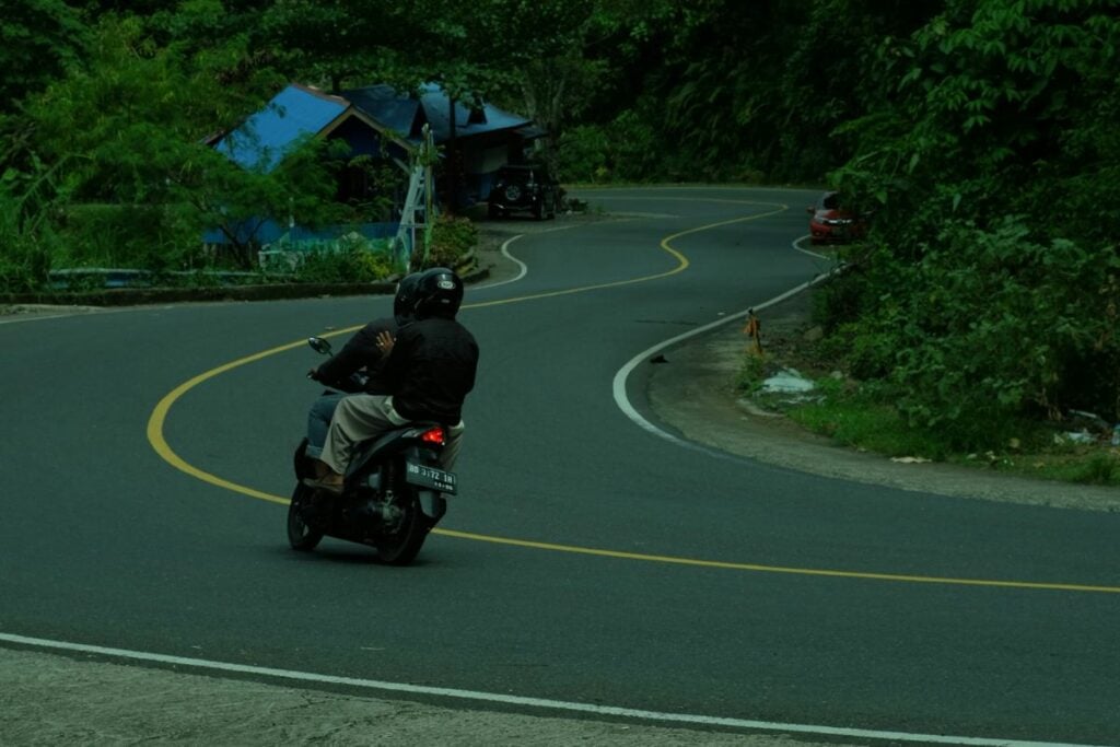 Jalan Sokawera-Kemranjen Banyumas: Jalanan yang "Menggoda" Pengendara dengan Buah Durian, tapi Juga Berbahaya