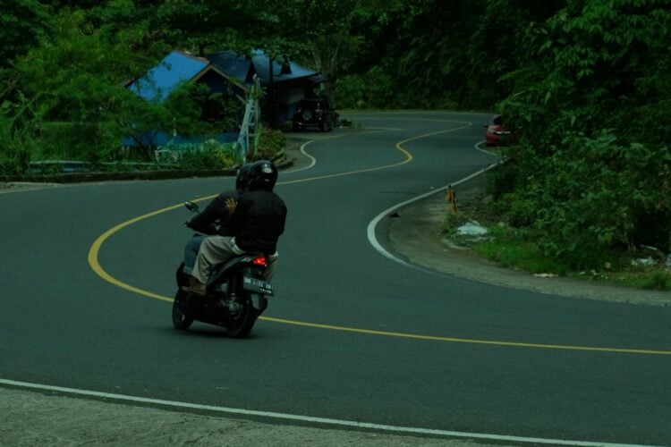 Jalan Sokawera-Kemranjen Banyumas: Jalanan yang "Menggoda" Pengendara dengan Buah Durian, tapi Juga Berbahaya