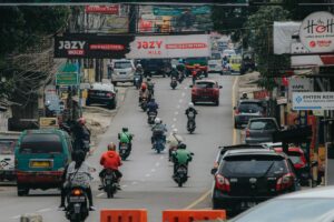 Dwifungsi Trotoar di Jatinangor, Kadang Jadi Tempat Pejalan Kaki, Seringnya buat Pedagang Berjualan