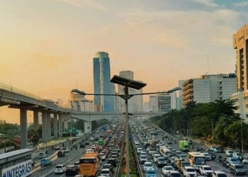 Jalan Gatot Subroto Jakarta, Musuh Besar Pengendara Motor (Unsplash)