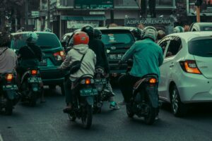 Pengendara Plat K Memang Jago Membahayakan Pengendara Lain Lantaran Hobi Banget Mendahului dari Sisi Kiri Jalan