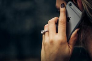 Menguak Alasan Orang Madura Selalu Teleponan Saat Jualan