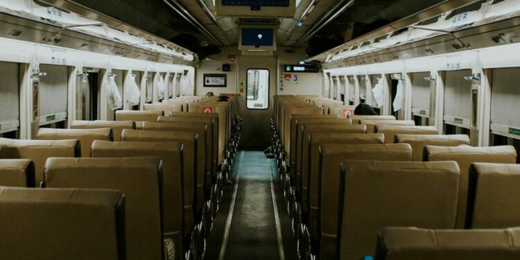 Kereta Api Logawa Kelas Bisnis: Nyamannya Mirip Eksekutif, Harganya Lebih Terjangkau Mojok.co tiket tarsus, go show