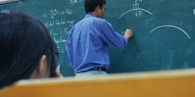 5 Ciri Orang yang Sebaiknya Nggak Usah Jadi Dosen. Pikir Ulang Sebelum Terjun ke Profesi Ini Mojok.co