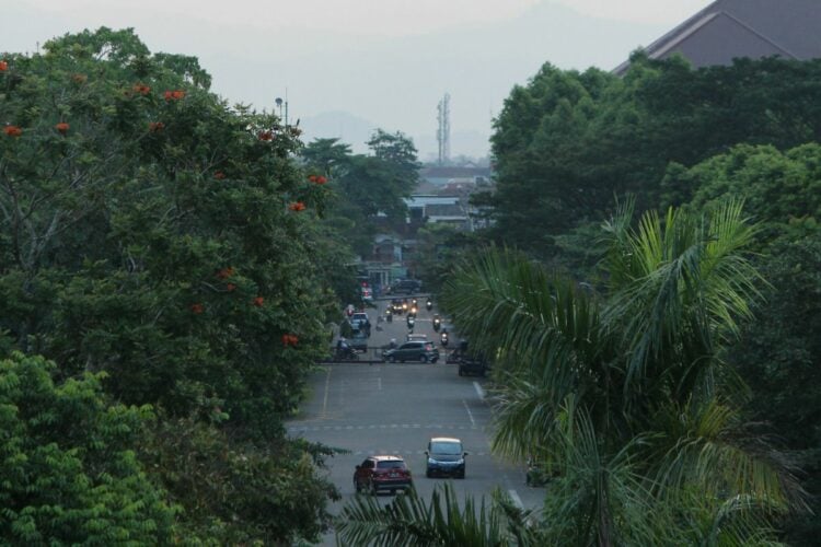 Jalan Pandega Marta Jogja Pembelah Labirin “Kasultanan Pogung”. Kawasan Mewah, Sayang Jalannya Memprihatinkan Mojok.co