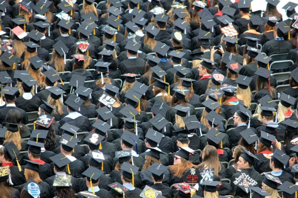 3 Barang yang Wajib Ada Saat Wisuda agar Wisudawan Lebih Nyaman. Sederhana, tapi Sering Dilupakan Mojok.co