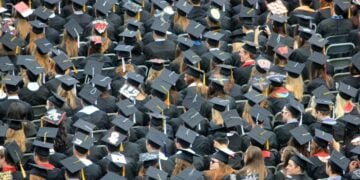 3 Barang yang Wajib Ada Saat Wisuda agar Wisudawan Lebih Nyaman. Sederhana, tapi Sering Dilupakan Mojok.co