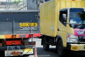 Jalan Banyu Urip Surabaya Adalah Simulasi Neraka, Tidak untuk Pengendara Motor Cupu