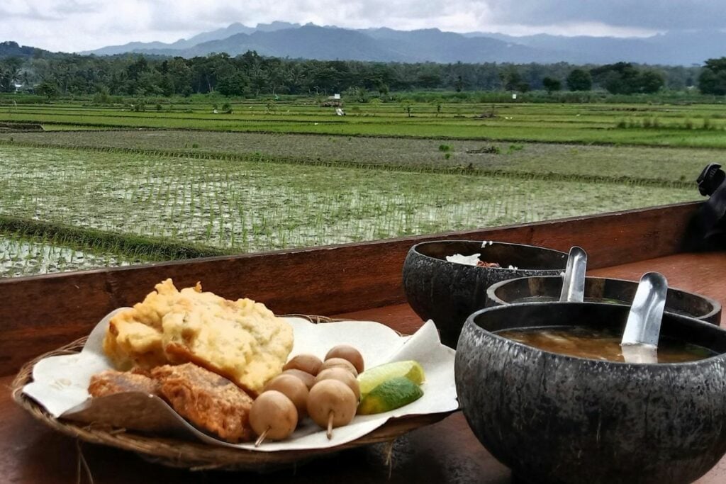 Soto Sawah Mbak Tutik Semarang, Cocok untuk Kalian yang Cari Kuliner yang Memanjakan Lidah dan Mata Mojok.co