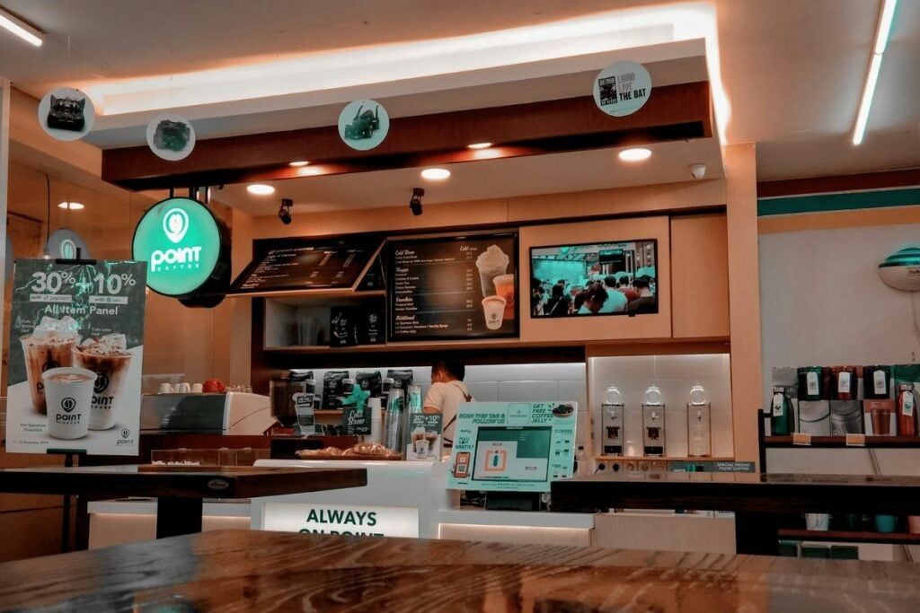 Kopi FamilyMart, Lawson, dan Bean Spot Alfamart Sama Aja, Sama-sama Nggak Enak. Kopi Minimarket yang Enak Cuma Indomaret Point Coffee