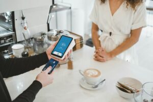 Toko yang Hanya Menerima Pembayaran Non-Tunai Itu Bikin Repot. Nggak Semua Pelanggan Bisa Transaksi Cashless, lho!