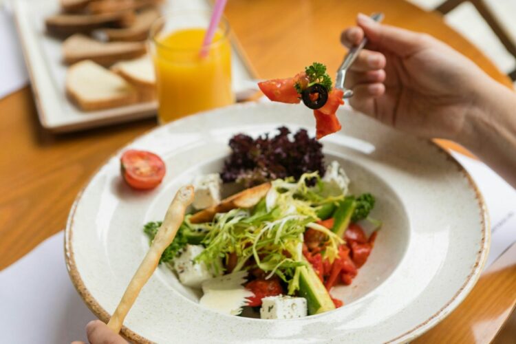 Pengalaman Karyawan Restoran Vegan dan Vegetarian yang Tidak Dirasakan Karyawan Restoran Biasa