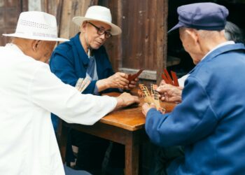 Ilustrasi Cerita Dosen Hobi Main Domino demi Melupakan Kecilnya Gaji (Unsplash)